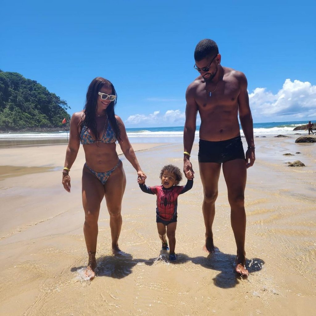 Viviane Araújo em Itacaré com a família nesta quarta-feira (28).